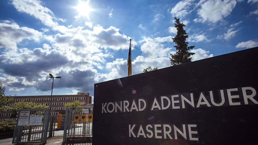 Toreinfahrt zur Konrad-Adenauer-Kaserne in Köln, wo der Militärische Abschirmdienst (MAD) seinen Hauptsitz hat.