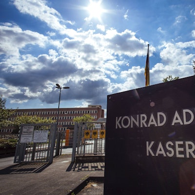 Toreinfahrt zur Konrad-Adenauer-Kaserne in Köln, wo der Militärische Abschirmdienst (MAD) seinen Hauptsitz hat.