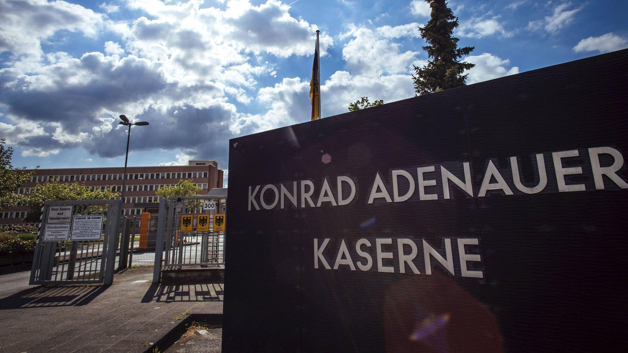 Toreinfahrt zur Konrad-Adenauer-Kaserne in Köln, wo der Militärische Abschirmdienst (MAD) seinen Hauptsitz hat.