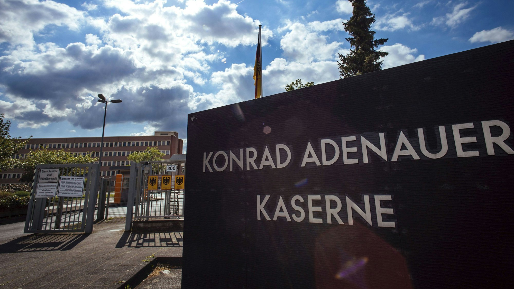 Toreinfahrt zur Konrad-Adenauer-Kaserne in Köln, wo der Militärische Abschirmdienst (MAD) seinen Hauptsitz hat.