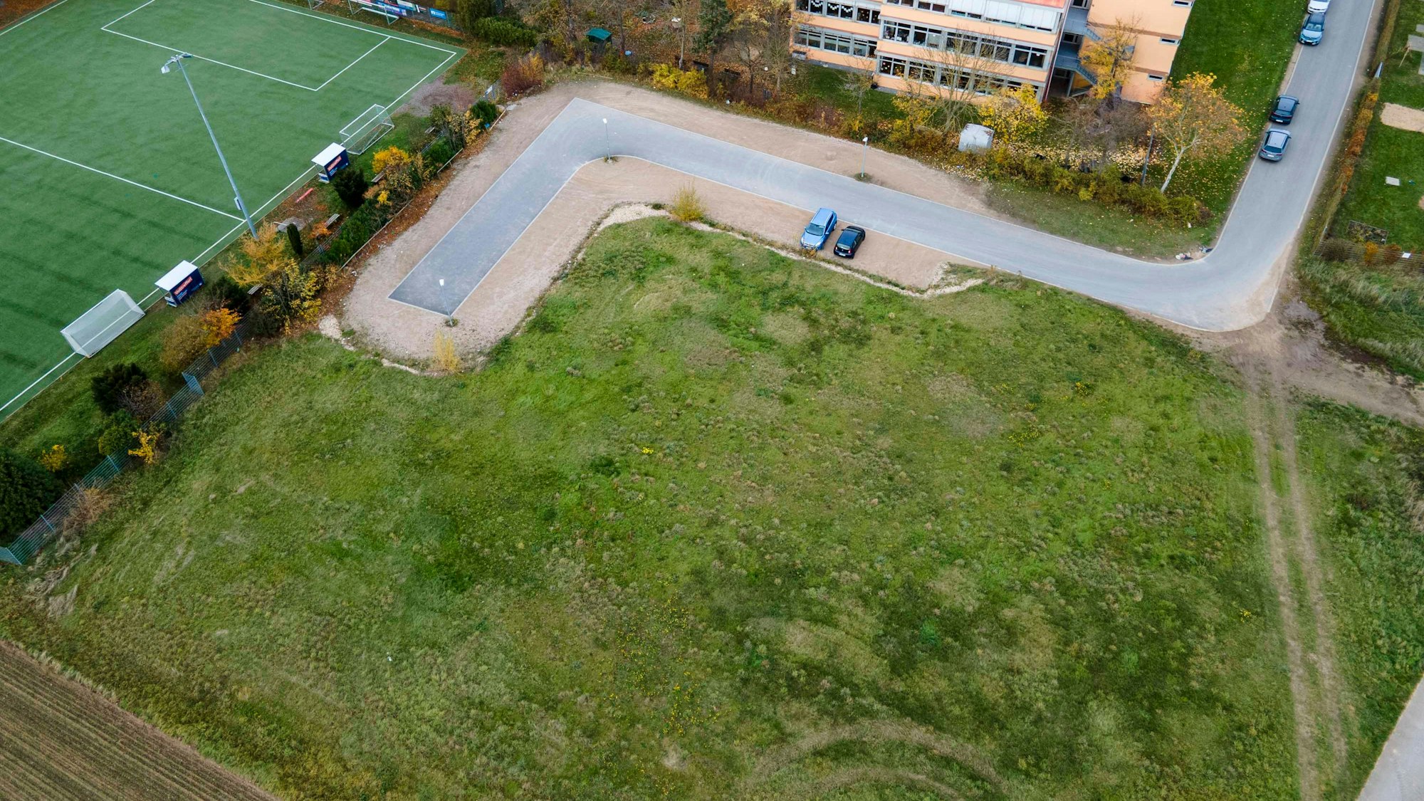 Das Luftbild zeigt die Matthias-Hagen-Schule und einen Sportplatz aus der Luft. Die freie Fläche soll für eine weitere Förderschule genutzt werden.