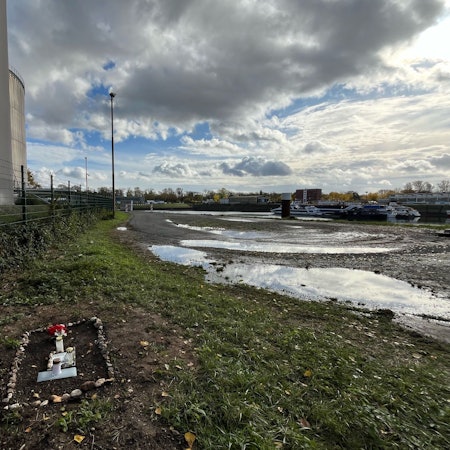 Dieses Grab im Niehler Hafen hat Mordermittlungen der Polizei ausgelöst.