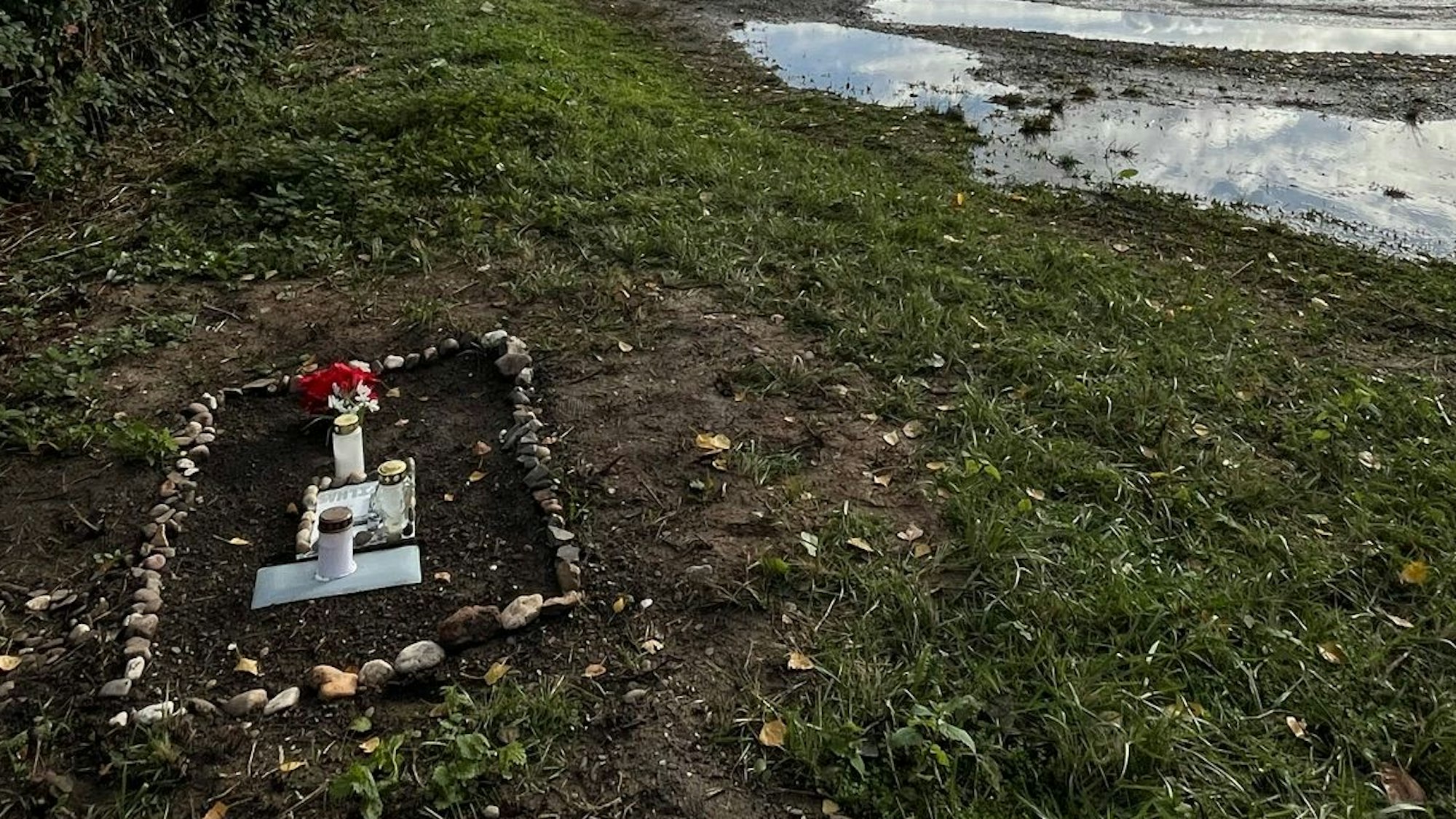 Dieses Grab im Niehler Hafen hat Mordermittlungen der Polizei ausgelöst.
