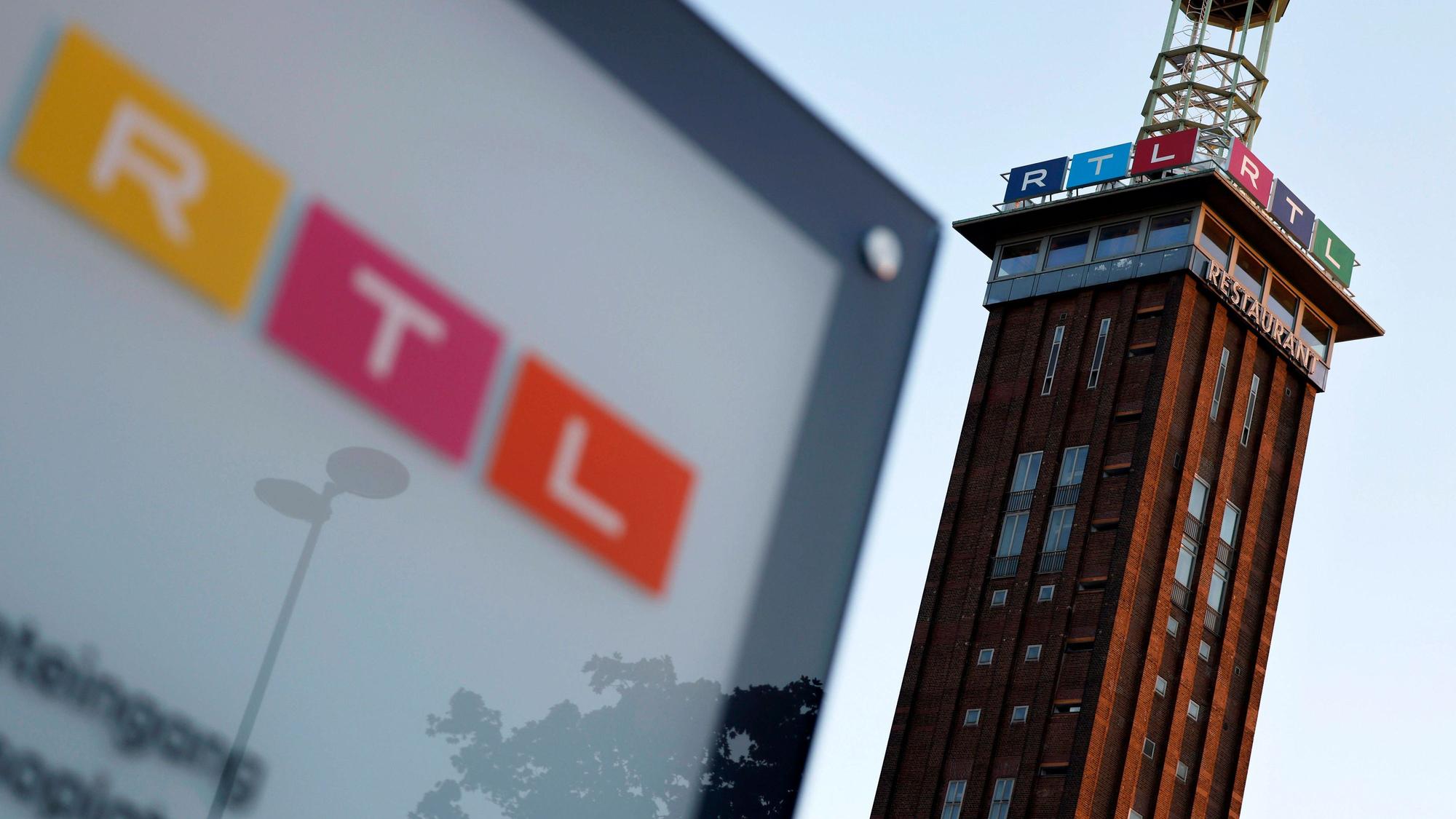Ein Schild am Eingang zur RTL-Zentrale in Köln mit RTL-Logo in Deutz am Picassoplatz.