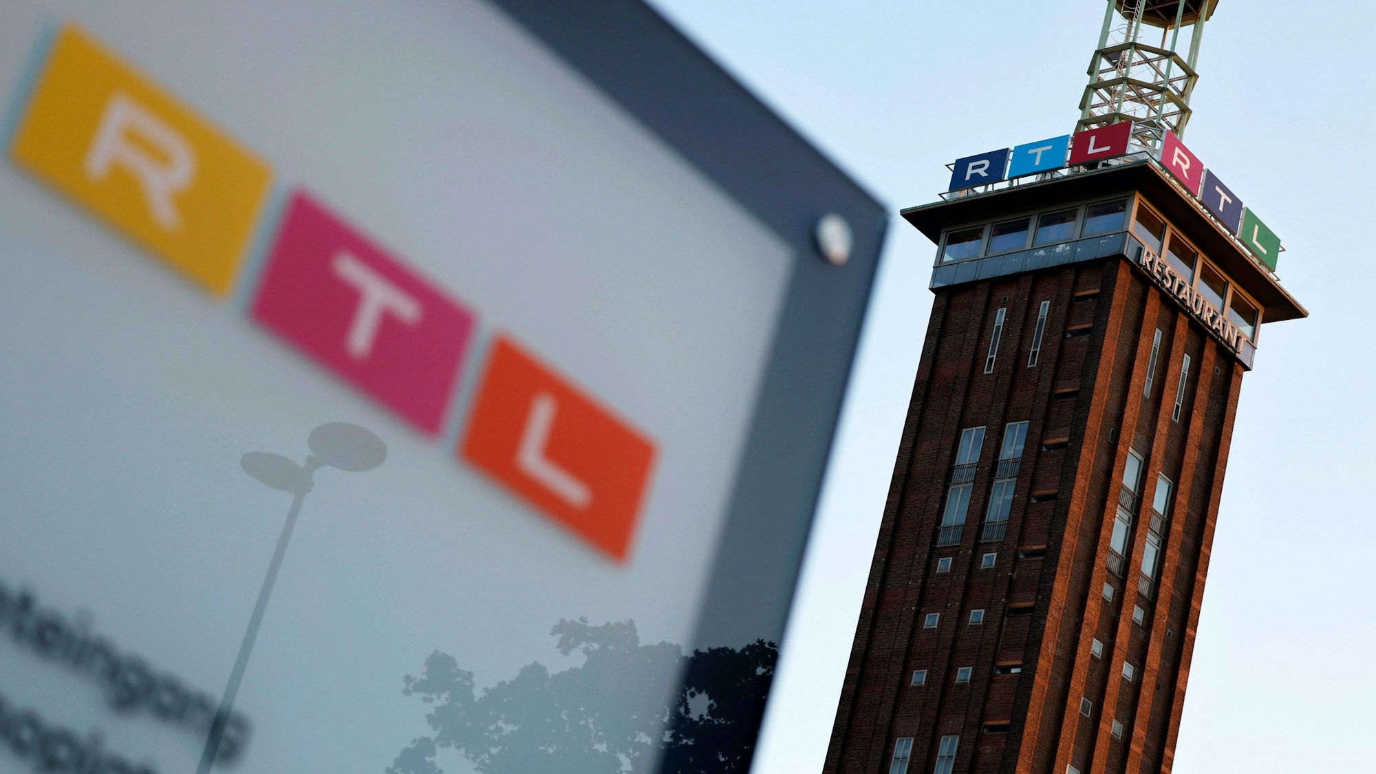 Ein Schild am Eingang zur RTL-Zentrale in Köln mit RTL-Logo in Deutz am Picassoplatz.