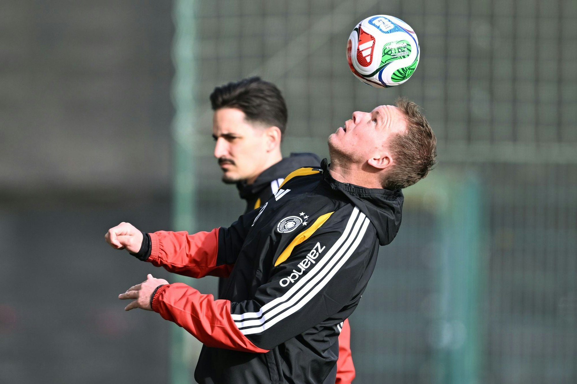 Bundestrainer Nagelsmann jongliert vor dem Training mit einem Ball.
