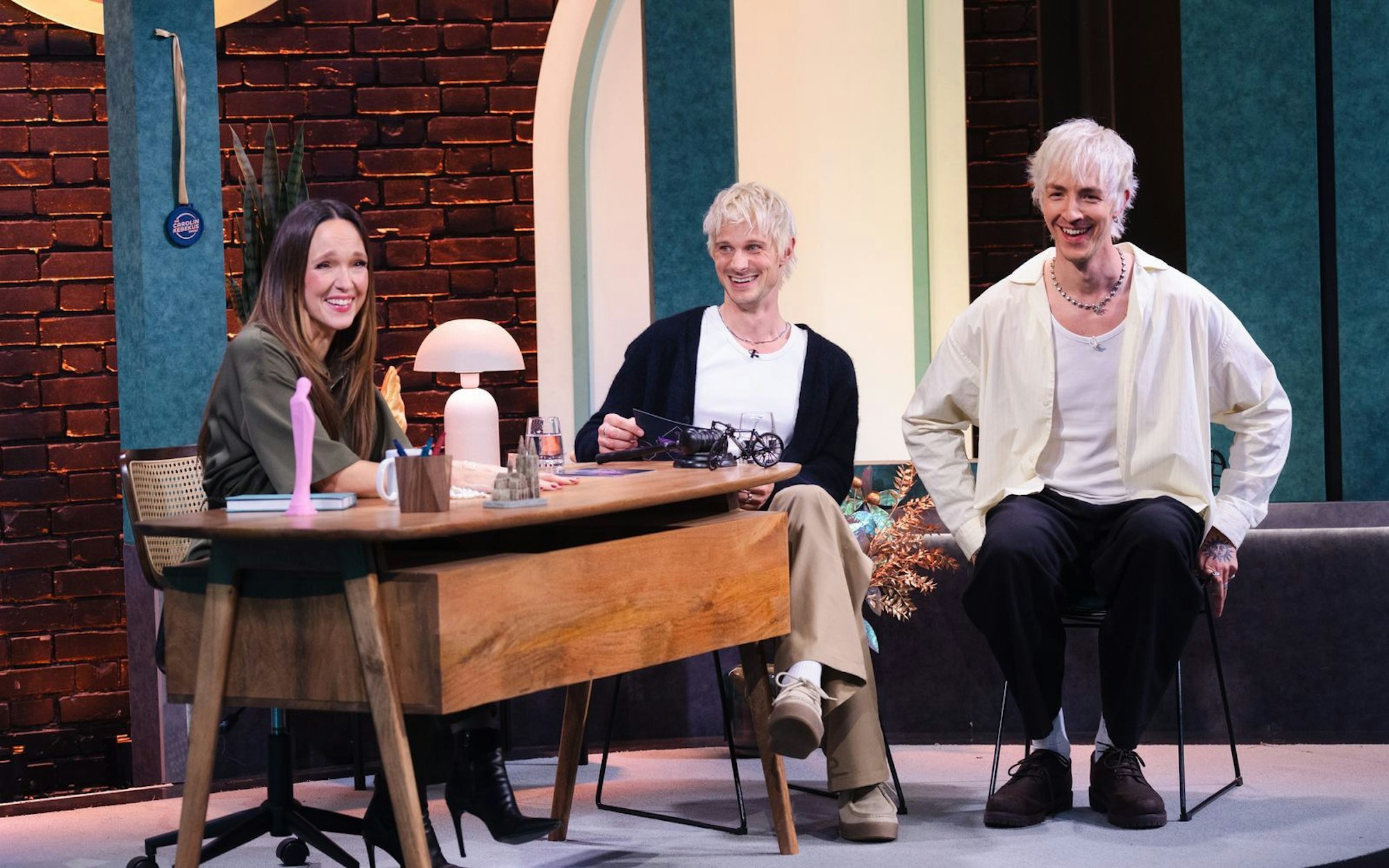 Von den Podcastern Niklas van Lipzig (rechts) und David Martin will Kebekus lernen, wie man ein „moderner Mann“ wird. (Bild: Ben Knabe)