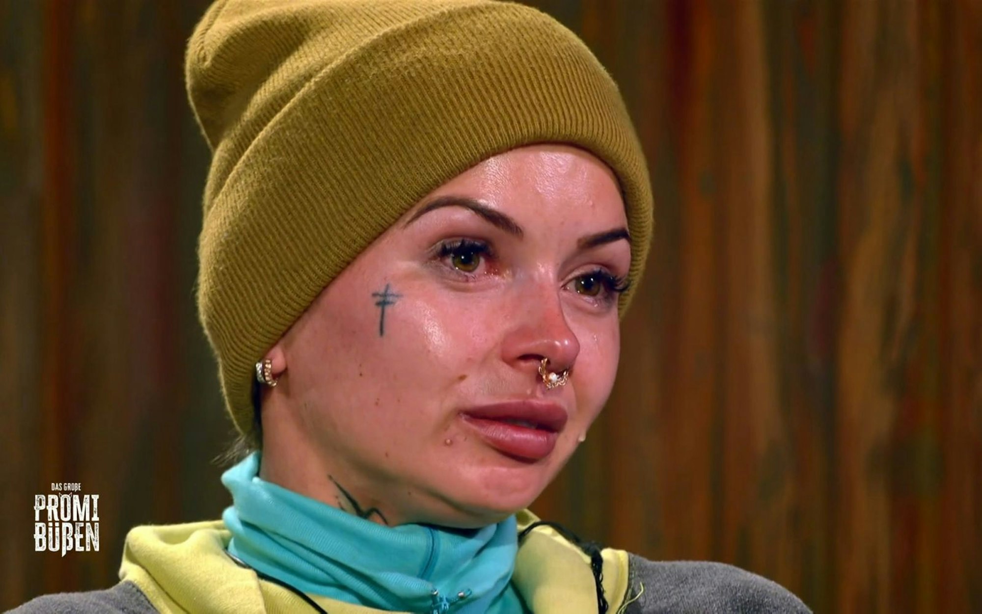 Sie habe „nichts zu verbergen“, erklärt Edith Stehfest bei „Das große Promi-Büßen“. (Bild: Joyn)