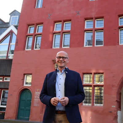 Bürgermeister Sebastian Glatzel vor dem historischen Rathaus von Bad Münstereifel.