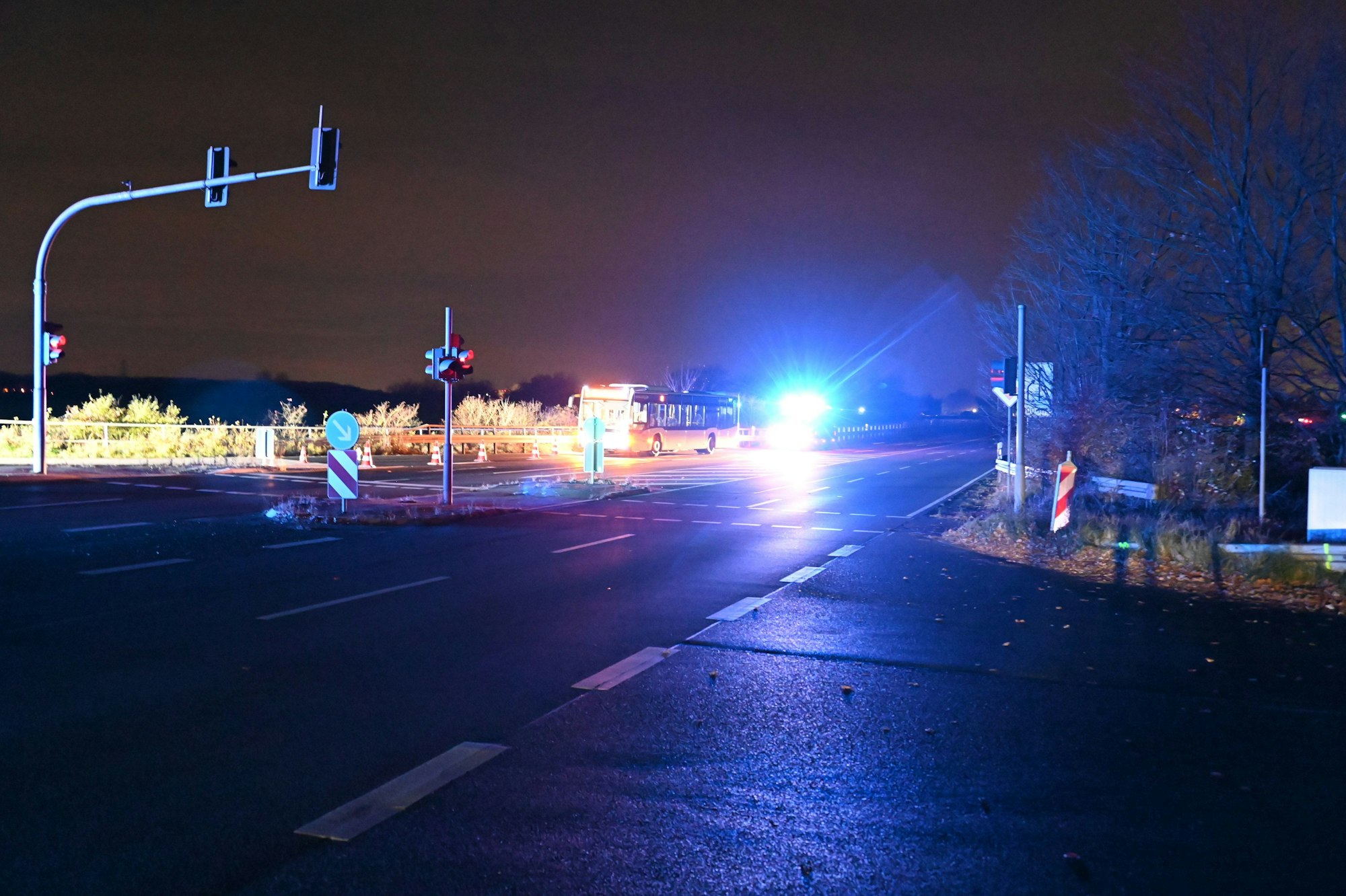In einem Bus mussten die Menschen warten, die in ihren Fahrzeugen auf der gesperrten Autobahn im Stau gestanden hatten.