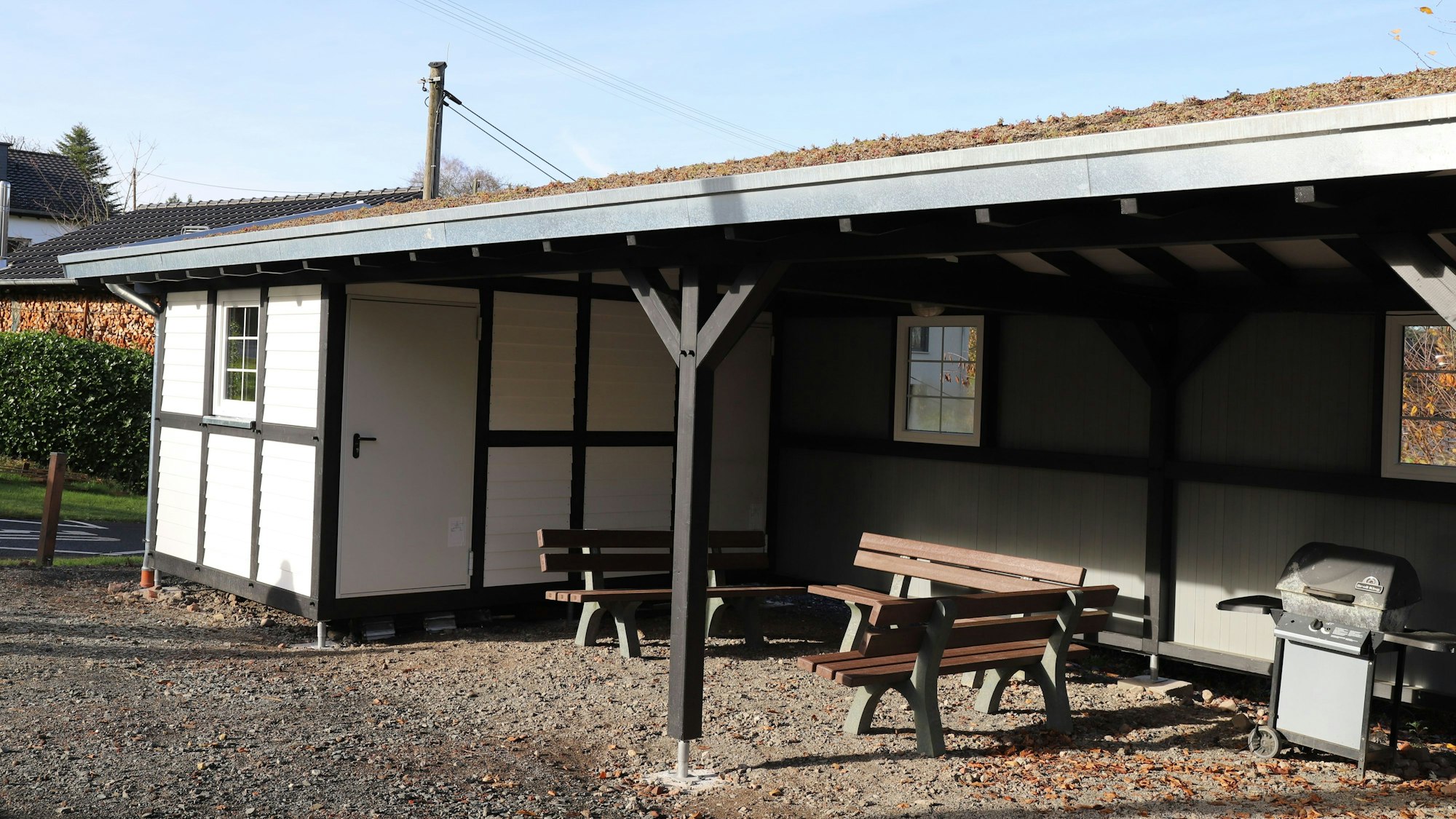 Noch fehlt die Pflasterung unter dem Dach, das begrünt ist.