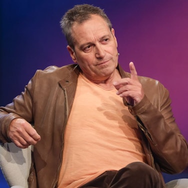 „Ich mag ihn noch nicht so richtig beurteilen“: Kabarettist Dieter Nuhr gewährt Bundeskanzler Merz noch eine Schonfrist. (Bild: WDR / Oliver Ziebe)