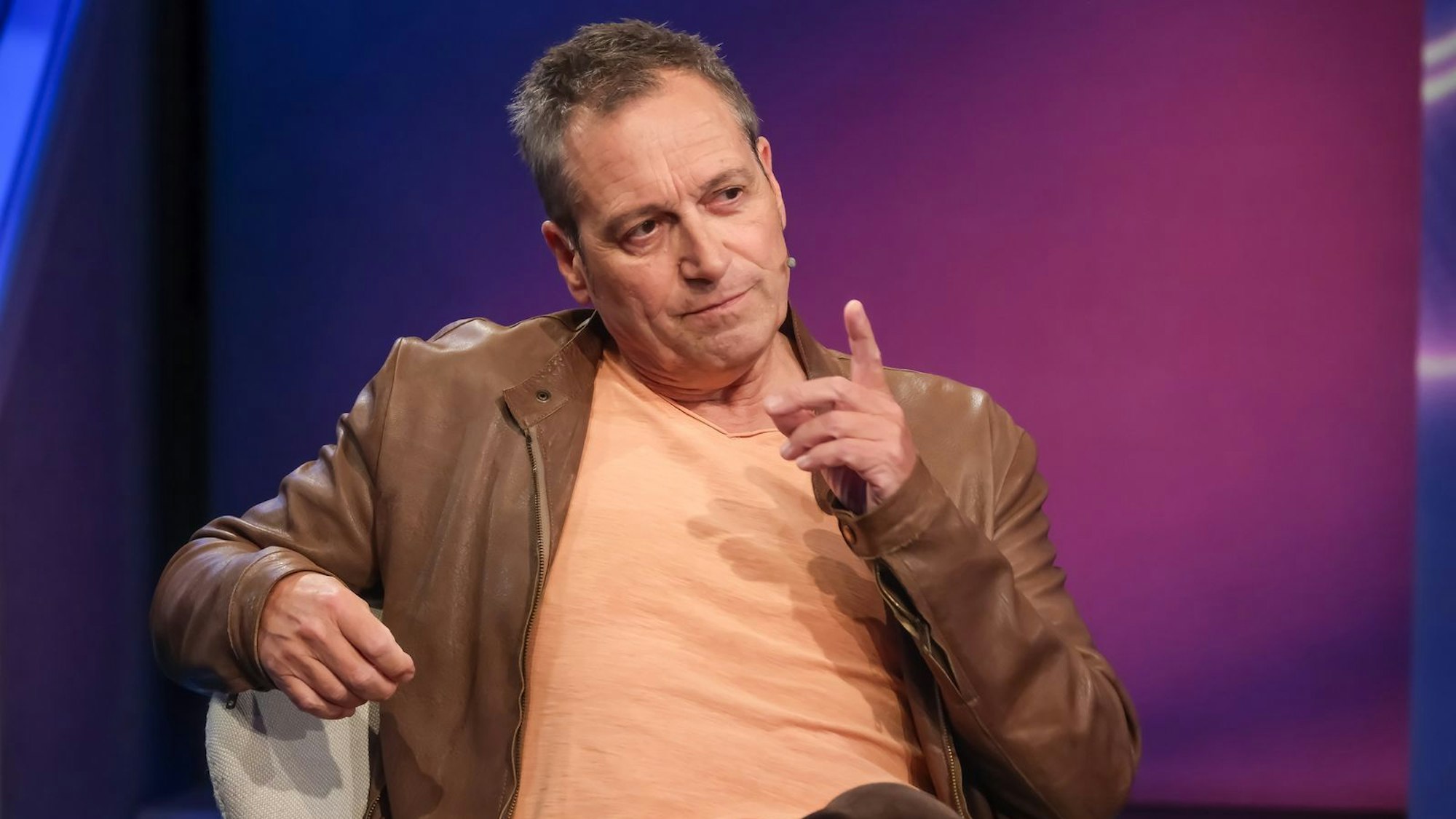 „Ich mag ihn noch nicht so richtig beurteilen“: Kabarettist Dieter Nuhr gewährt Bundeskanzler Merz noch eine Schonfrist. (Bild: WDR / Oliver Ziebe)