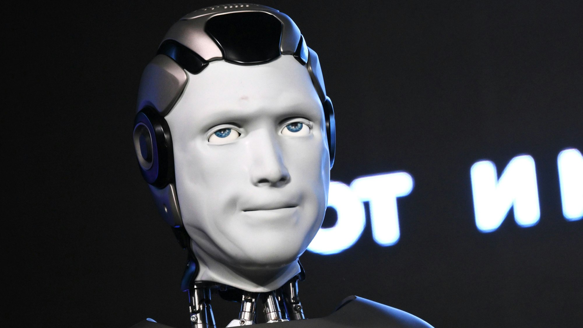 Der russische humanoide Roboter AIDOL.