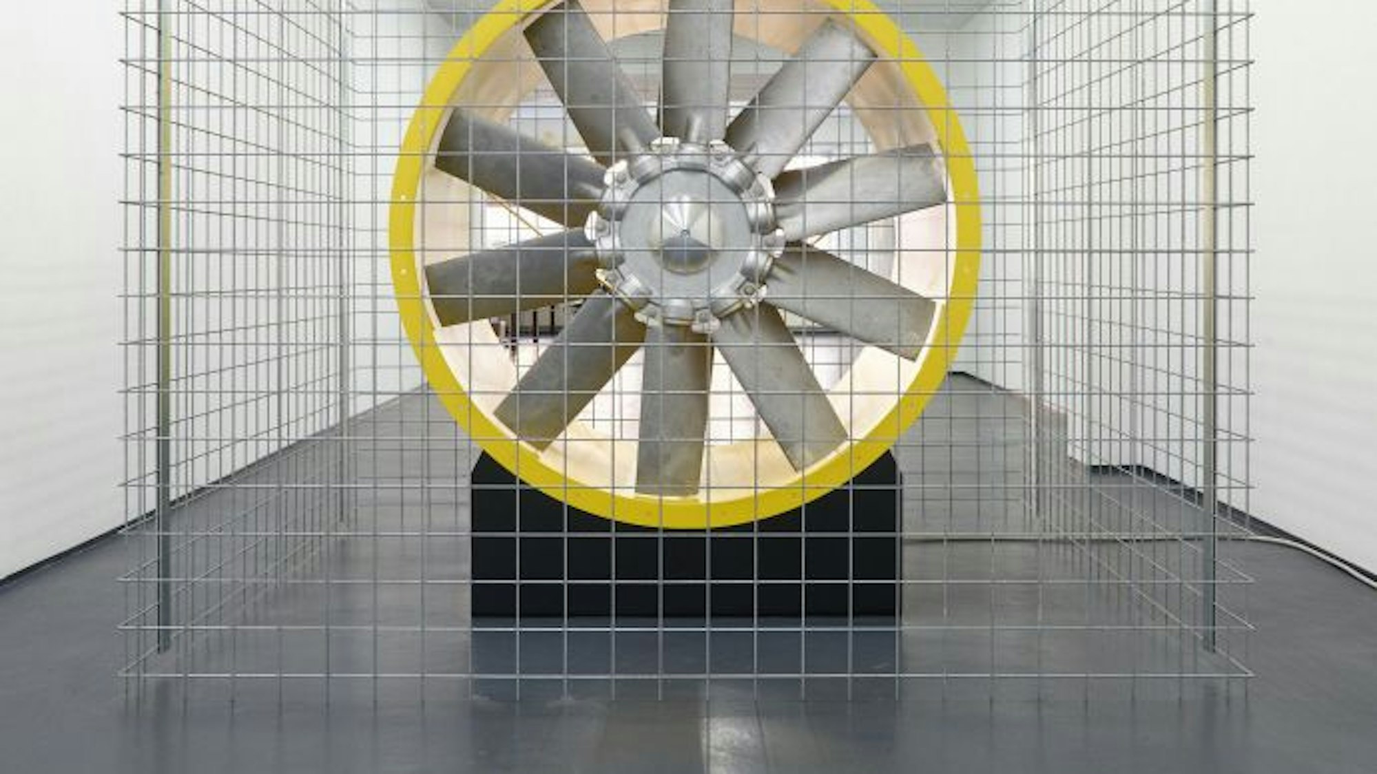 Installation von Arcangelo Sassolino in der Kölner Galerie Philipp von Rosen