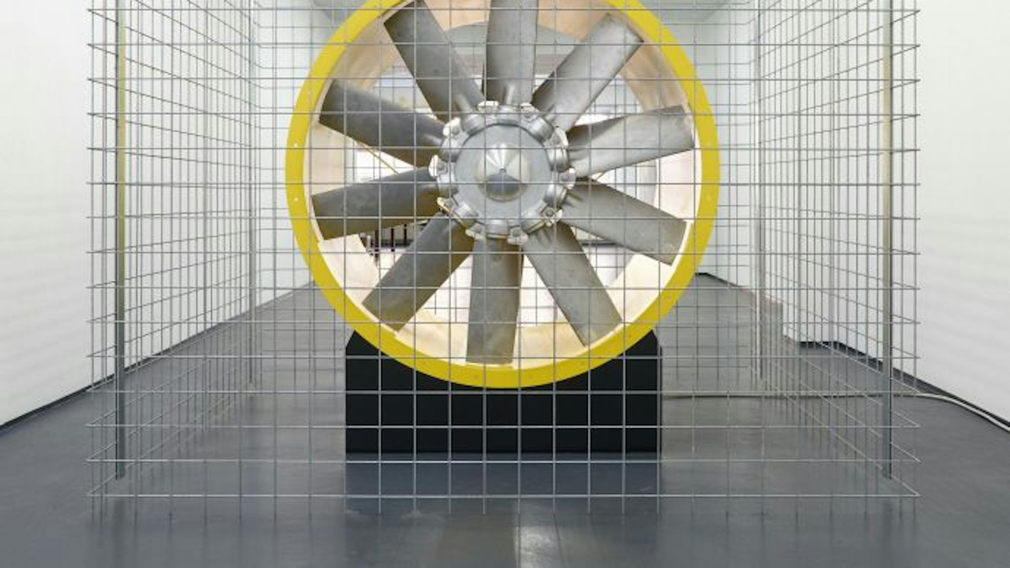 Installation von Arcangelo Sassolino in der Kölner Galerie Philipp von Rosen