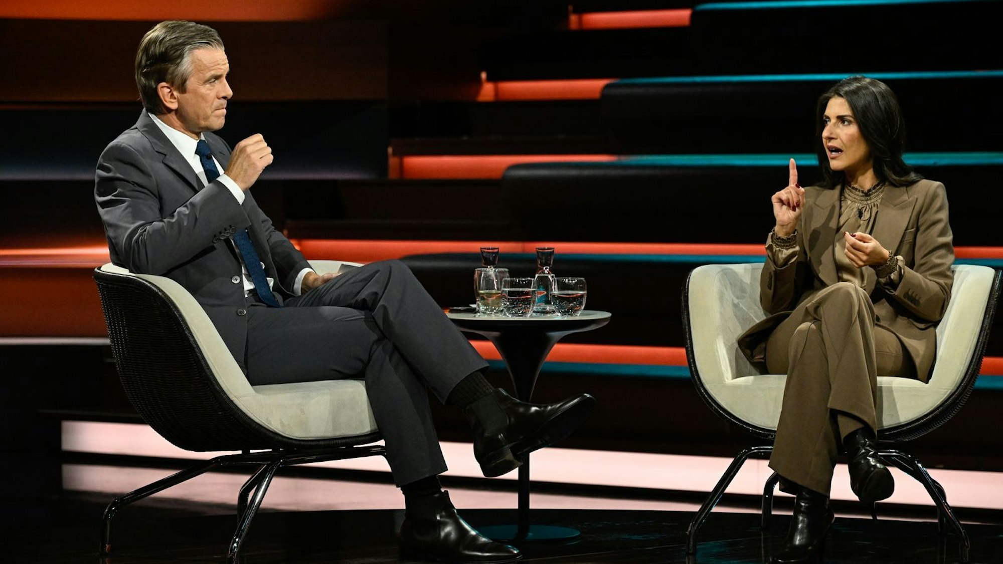 CDU-Politikerin Serap Güler lieferte sich einen hitzigen Schlagabtausch mit Markus Lanz, als es um die Erfolge der Regierung in Migrationsfragen ging. (Bild: ZDF / Markus Hertrich)