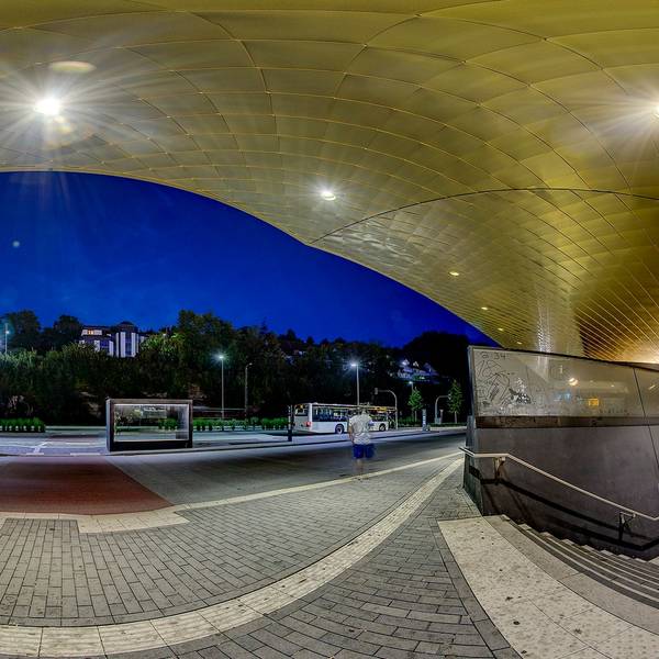 Panoramabild des Gummersbacher Busbahnhofs.