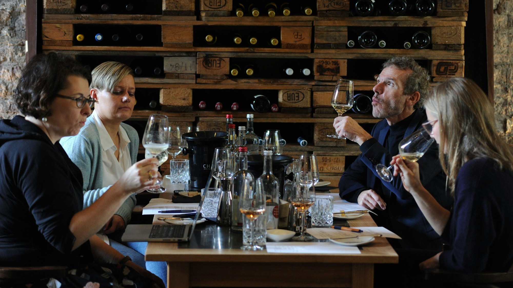 Weinprobe im Restaurant Acht, das auch eine Weinbar ist.
