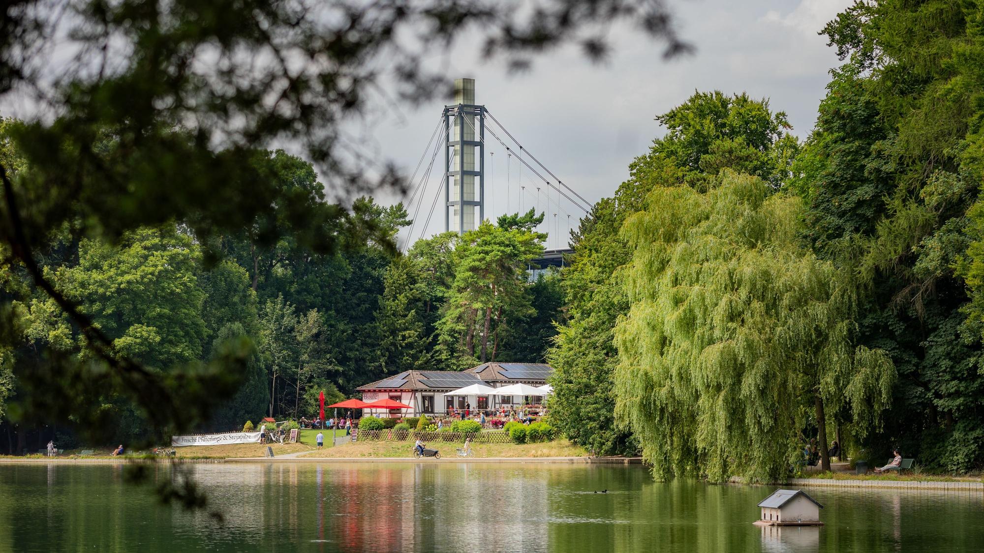 Club Astoria am Adenauer Weiher im Sommer. (Archivbild)
