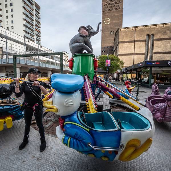 Das Karussell „Babyflieger“ wird für den Weihnachtsmarkt gereinigt.