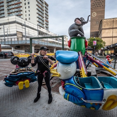 Das Karussell „Babyflieger“ wird für den Weihnachtsmarkt gereinigt.