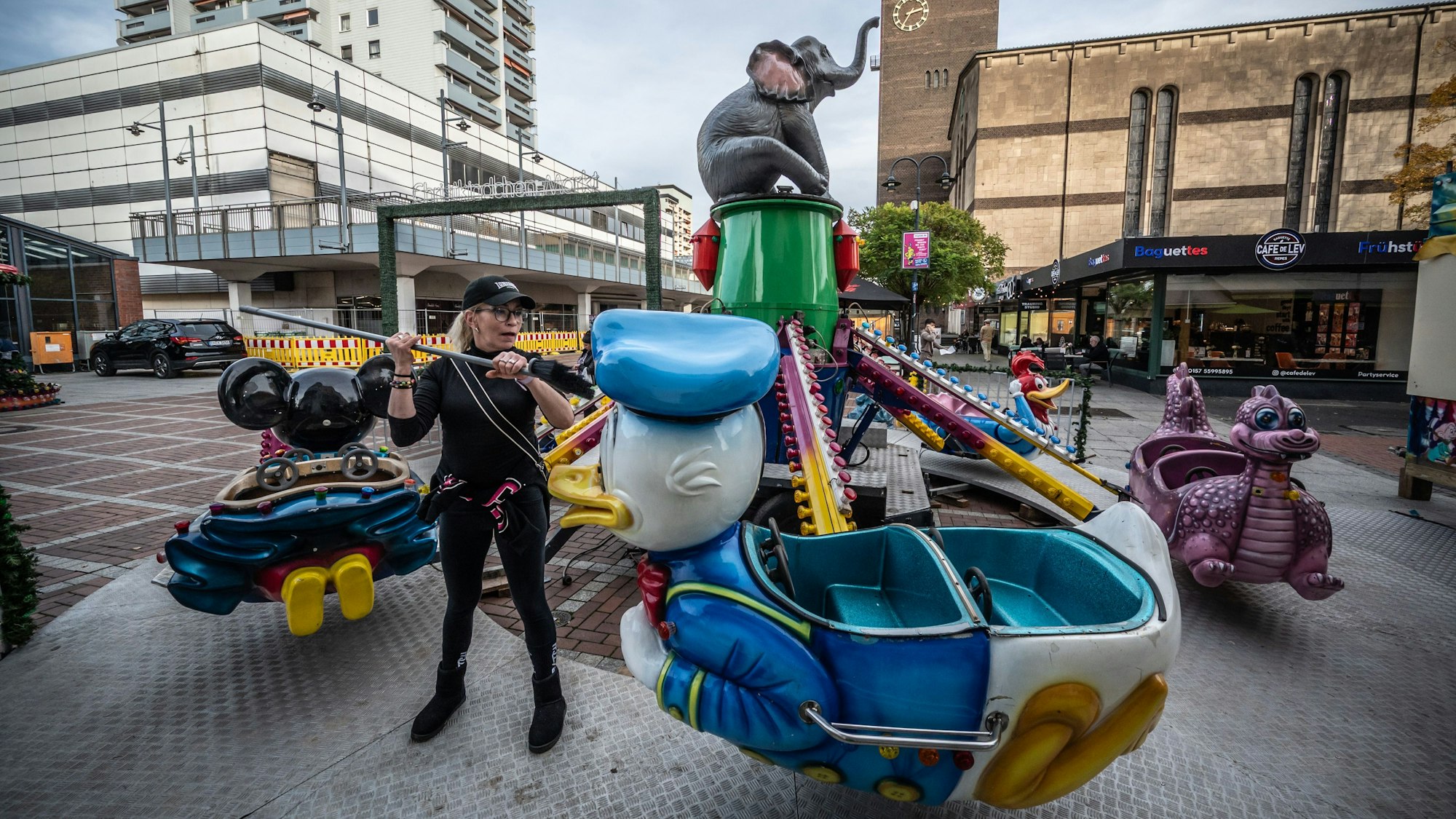 Das Karussell „Babyflieger“ wird für den Weihnachtsmarkt gereinigt.