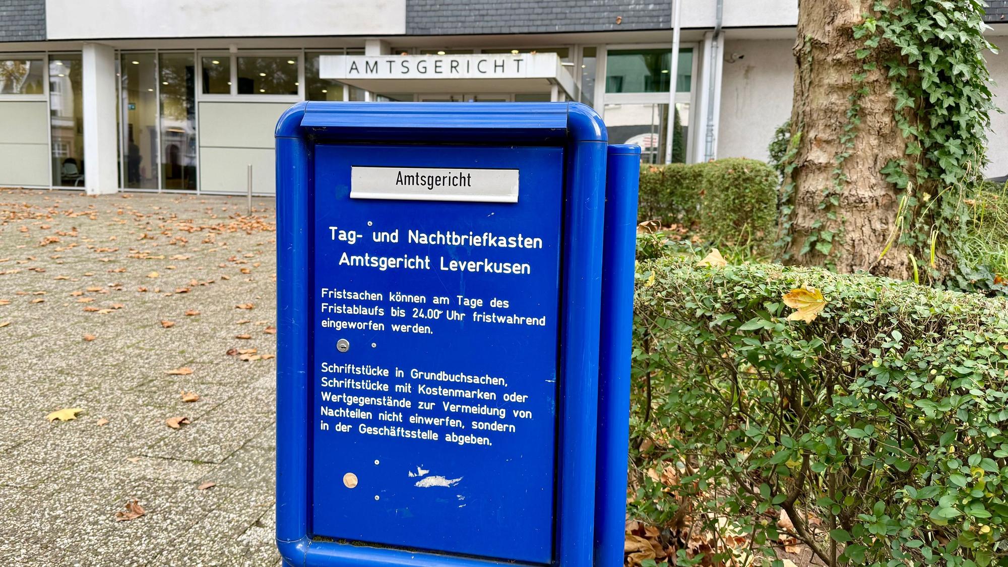 Briefkasten des Amtsgerichts vor dem Gebäude in Opladen