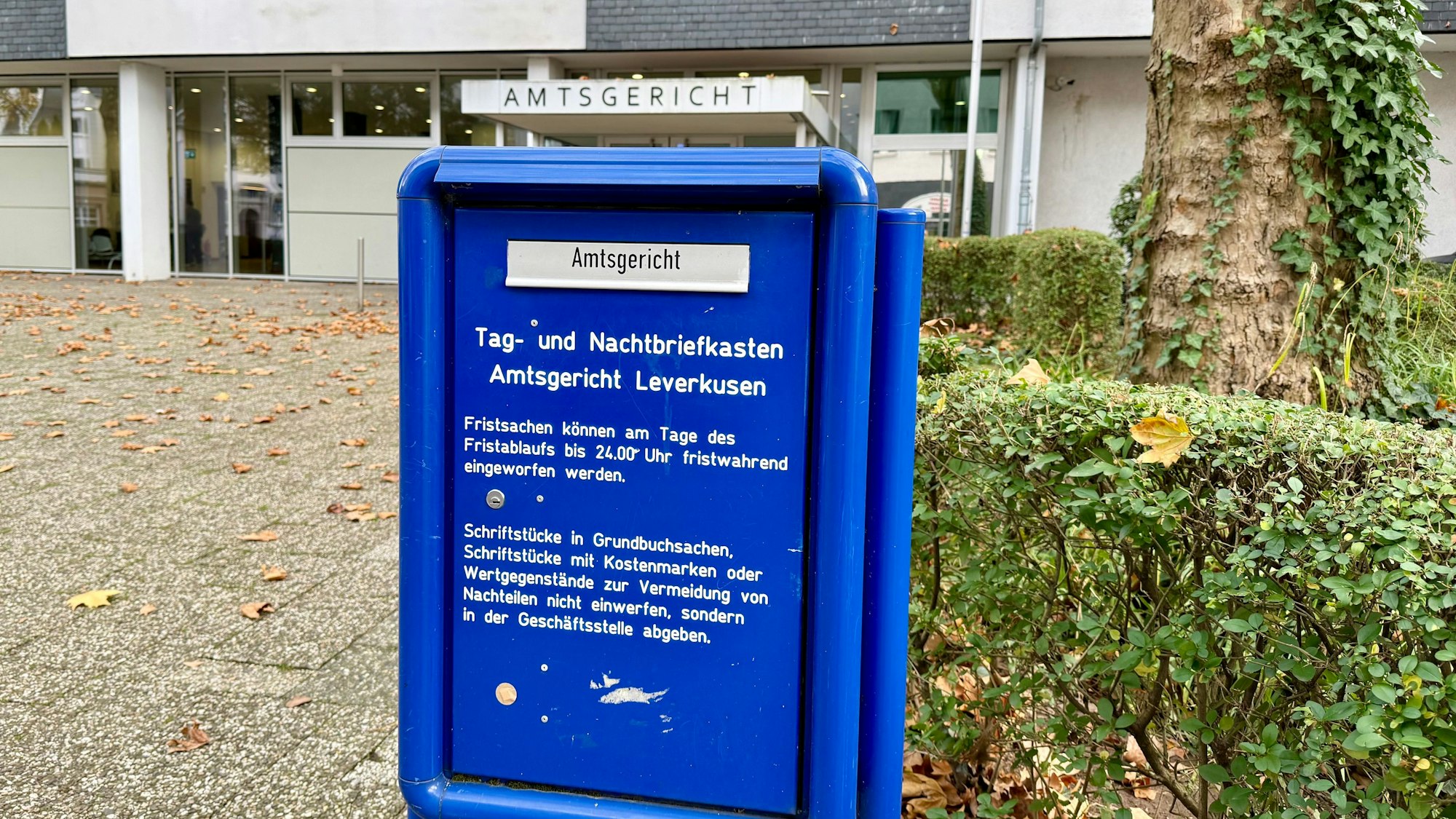 Briefkasten des Amtsgerichts vor dem Gebäude in Opladen