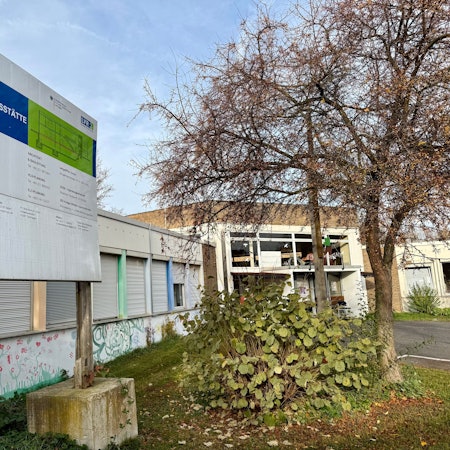 Kindertagesstätte an der Dhünnstraße mit Baustellenschild