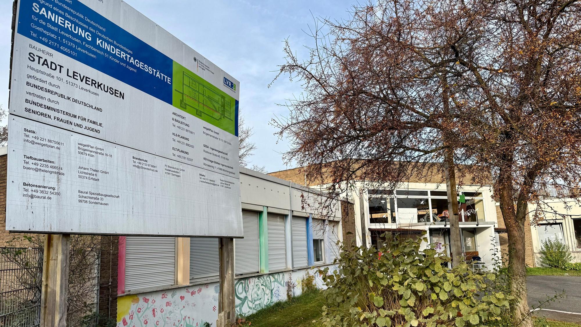 Die Kita an der Dhünnstraße in Wiesdorf mit dem Bauschild