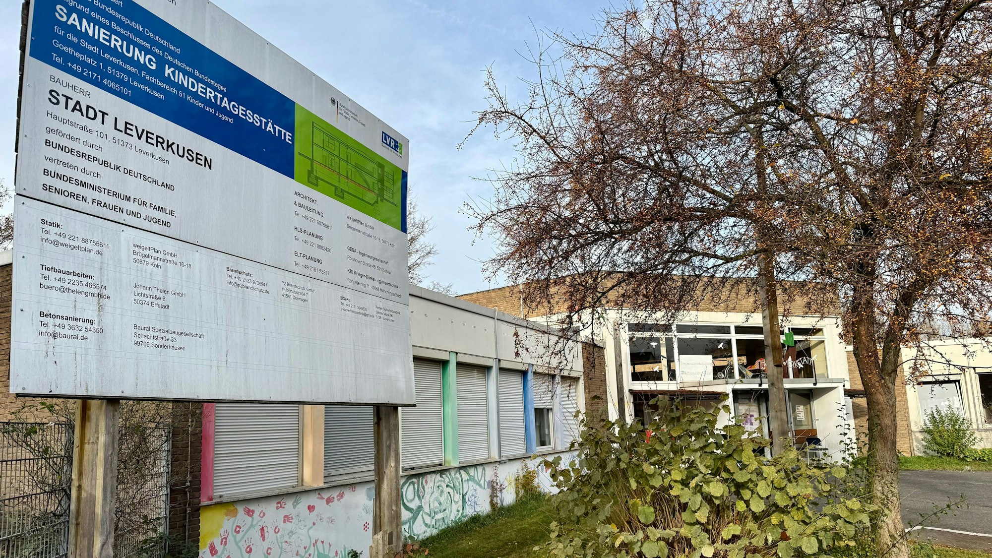 Die Kita an der Dhünnstraße in Wiesdorf mit dem Bauschild