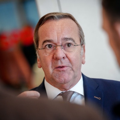 Boris Pistorius (SPD), Bundesminister der Verteidigung, spricht nach der Sitzung der SPD-Bundestagsfraktion zur Grundsatzeinigung im Streit um die Wehrdienst-Reform mit Journalisten.