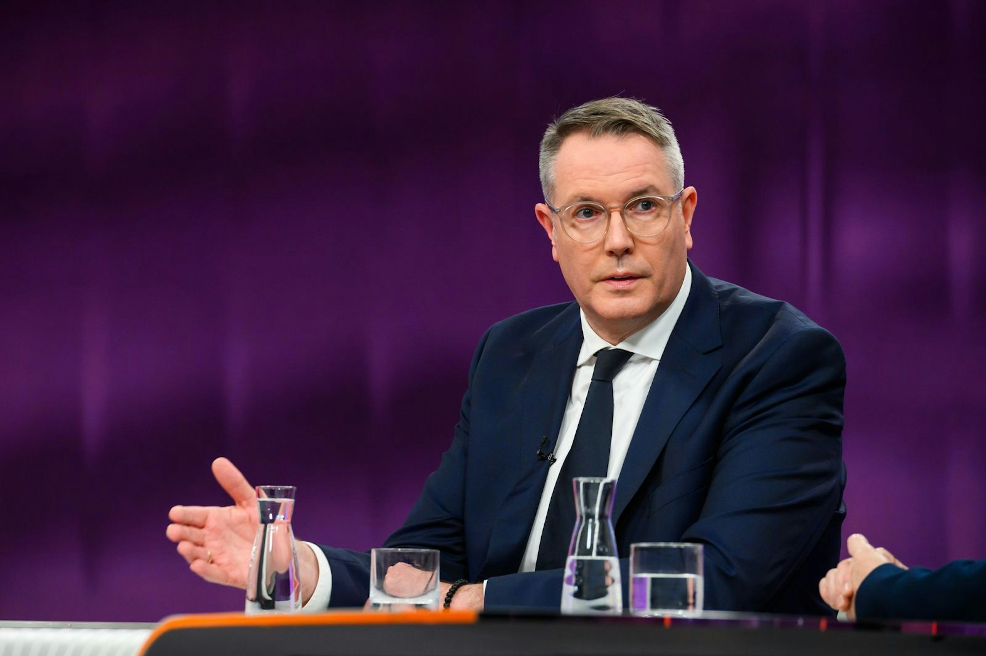 „Wir haben einen Sozialstaat, als wären wir noch bei Bismarck. Er ist nicht digital, er ist nicht schlank“, forderte Alexander Schweitzer (SPD), Ministerpräsident von Rheinland-Pfalz, eine bessere Organisation des Sozialstaates. (Bild: ZDF/Jule Roehr)