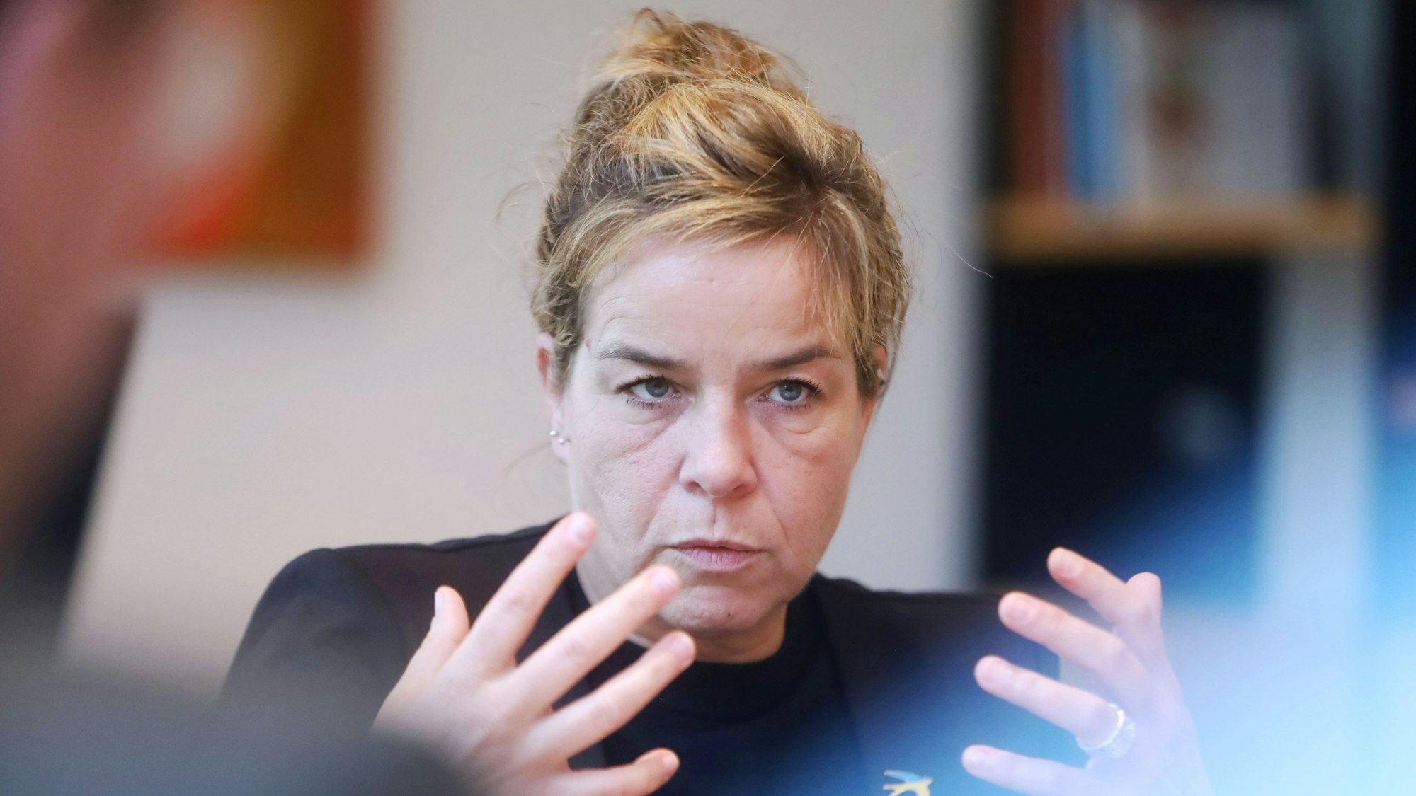 NRW-Wirtschaftsministerin Mona Neubaur (Grüne) beim Interview mit dem „Kölner-Stadt-Anzeiger“.