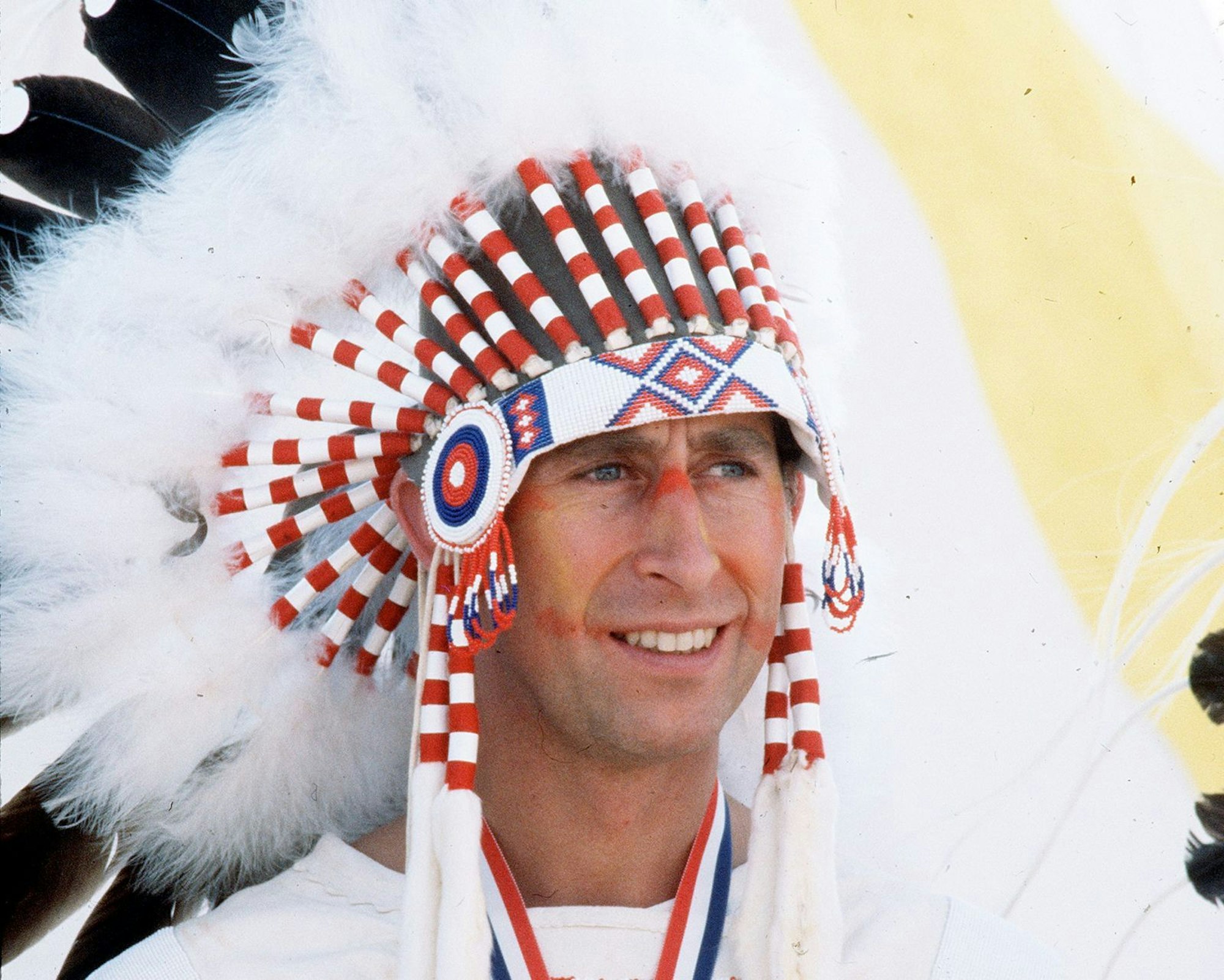 Häuptling Rote Krähe und mehr: Bei seinen Reisen um die Welt erhielt König Charles zahlreiche Titel. (Bild: Anwar Hussein/Getty Images)