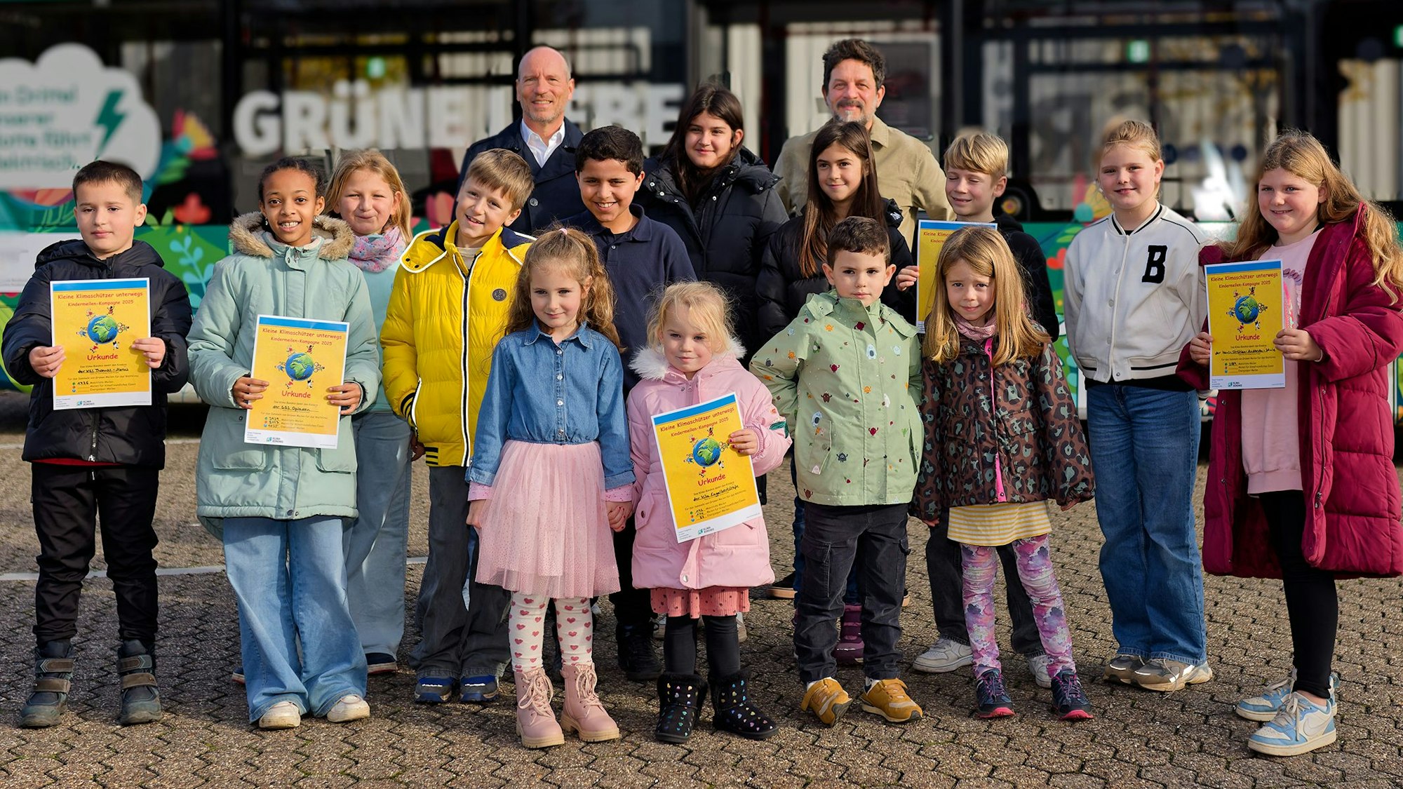 Wupsi-Geschäftsführer Marc Kretkowski und Naturgut-Leiter Daniel Haase mit Schülern der GGS Opladen, die die meisten Grünen Meilen gesammelt haben.
