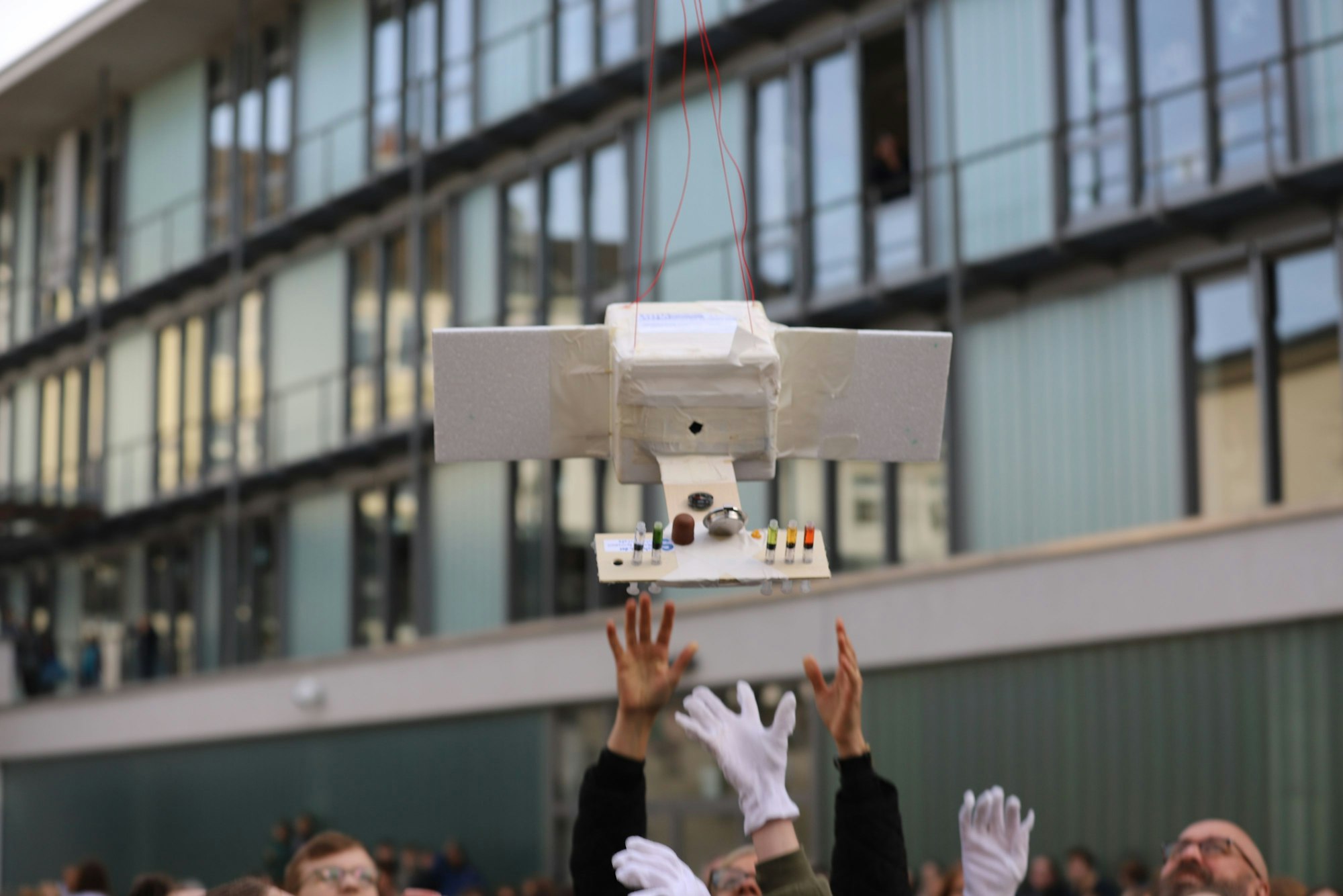 Die Wetterballon-AG am Deutzer Schaurte lässt ihr Experiment steigen.
