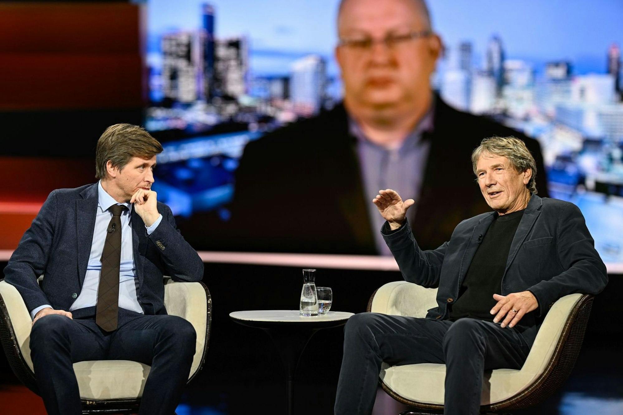 Autor Harald Jähner (rechts) sagte mit Blick auf die stagnierende Wirtschaft in Deutschland: „Die Spielräume des Staates sind extrem begrenzt.“ (Bild: ZDF / Markus Hertrich)