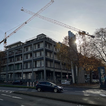 Blick auf die seit Jahren ruhende Baustelle an der Stolkgasse.