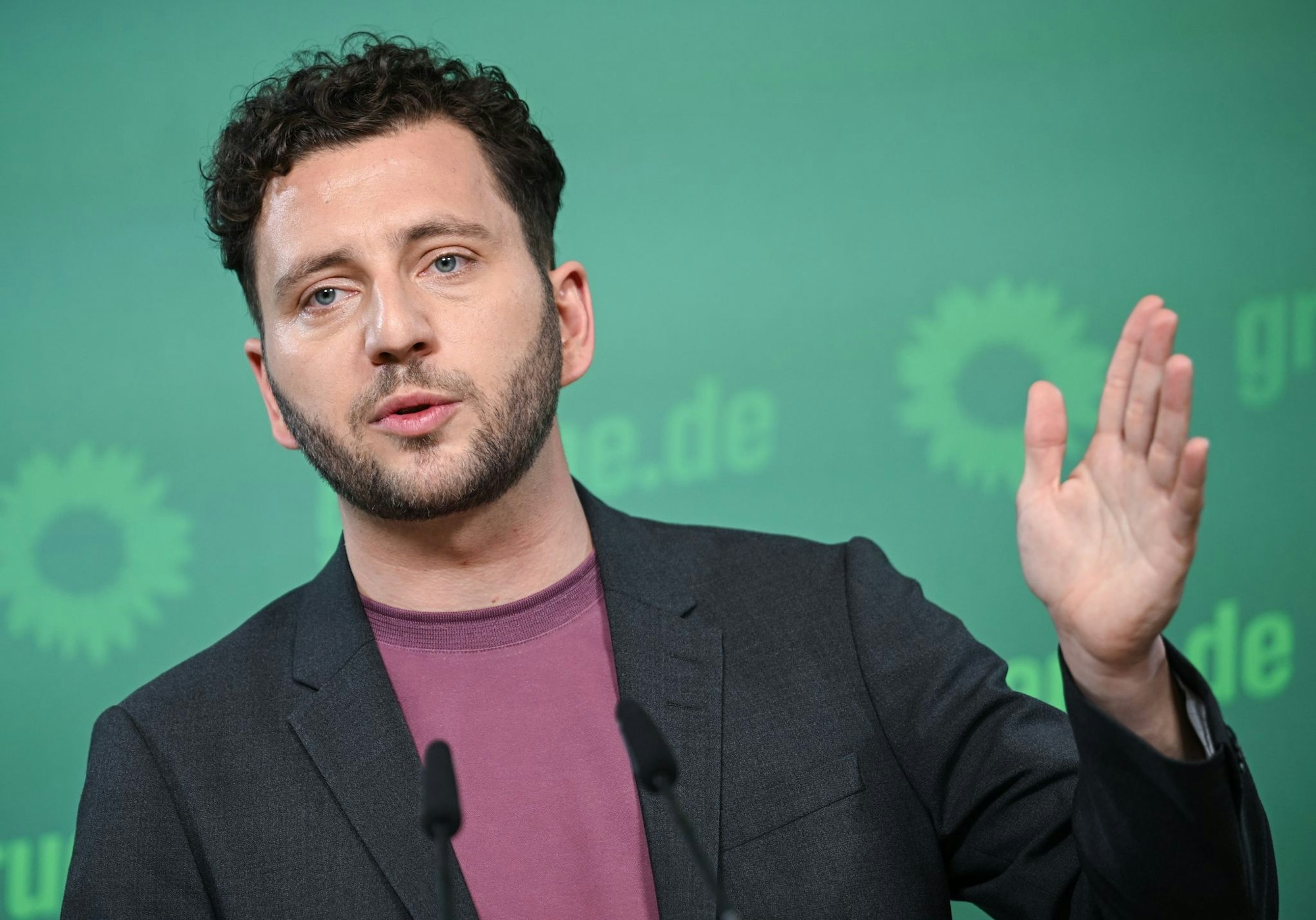 Mutlos findet Grünen-Chef Banaszak das schwarz-rote Bündnis.