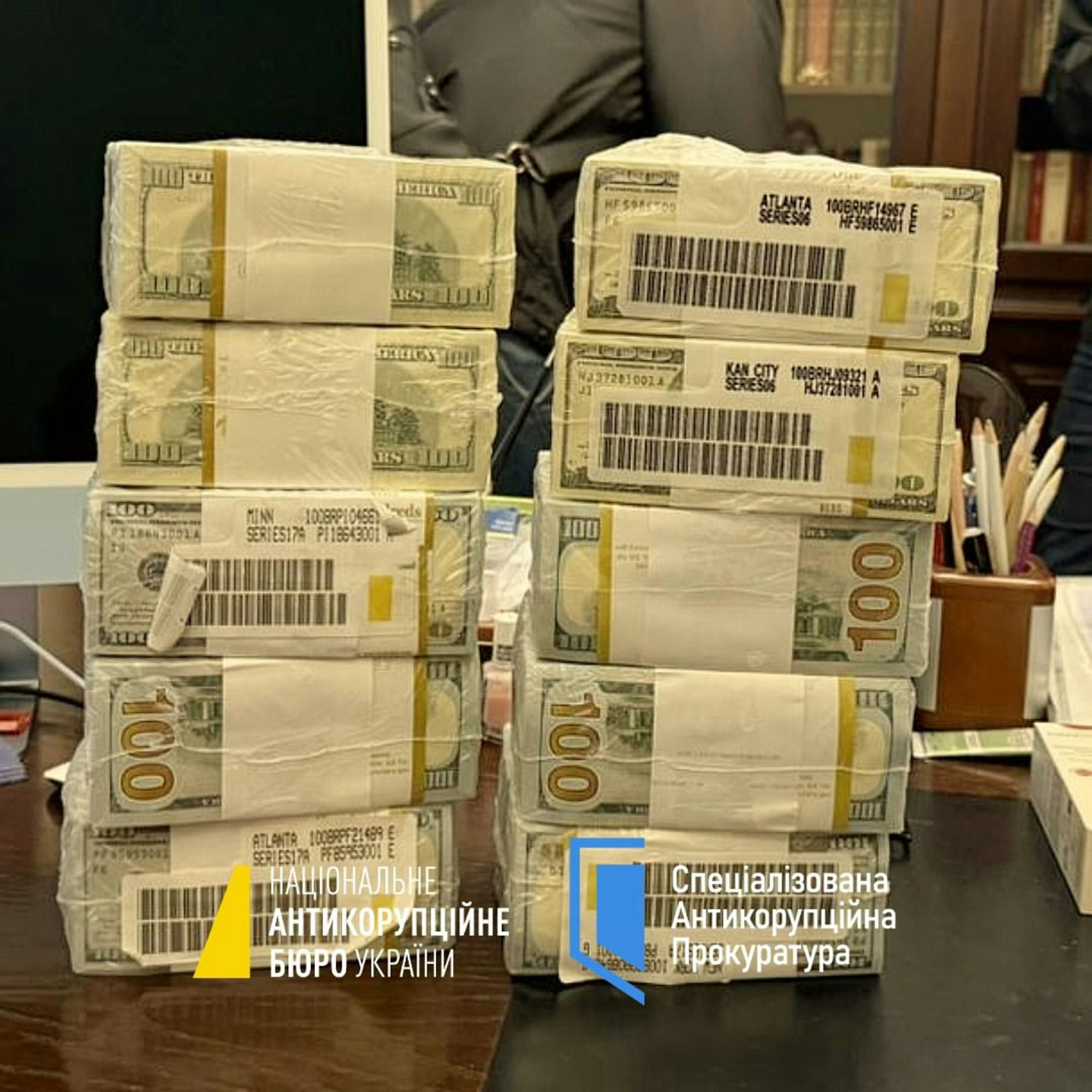 Druckfrische originalverpackte Dollar-Bündel werden in der Ukraine für Schmiergeldzahlungen verwendet.