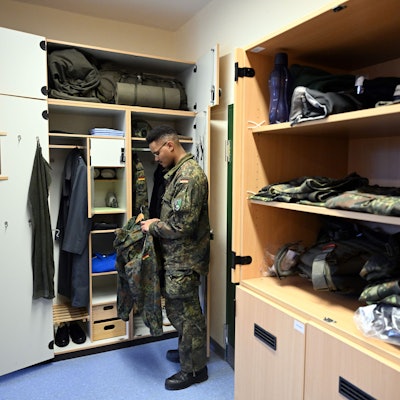 Ein Schütze steht im Rahmen eines Medientages zur Basisausbildung bei der Bundeswehr im Aufklärungsbataillon 7 an seinem Spind.