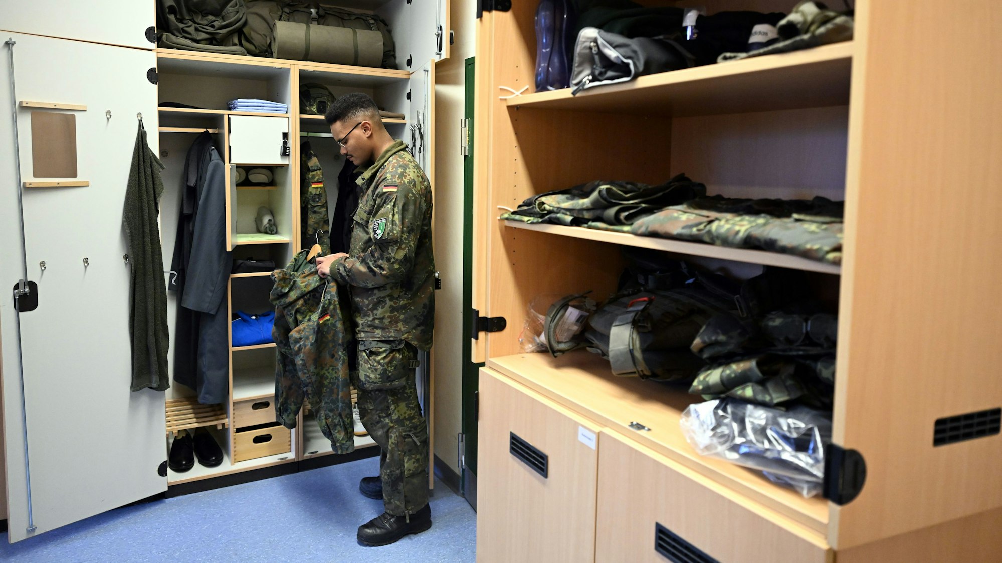 Ein Schütze steht im Rahmen eines Medientages zur Basisausbildung bei der Bundeswehr im Aufklärungsbataillon 7 an seinem Spind.
