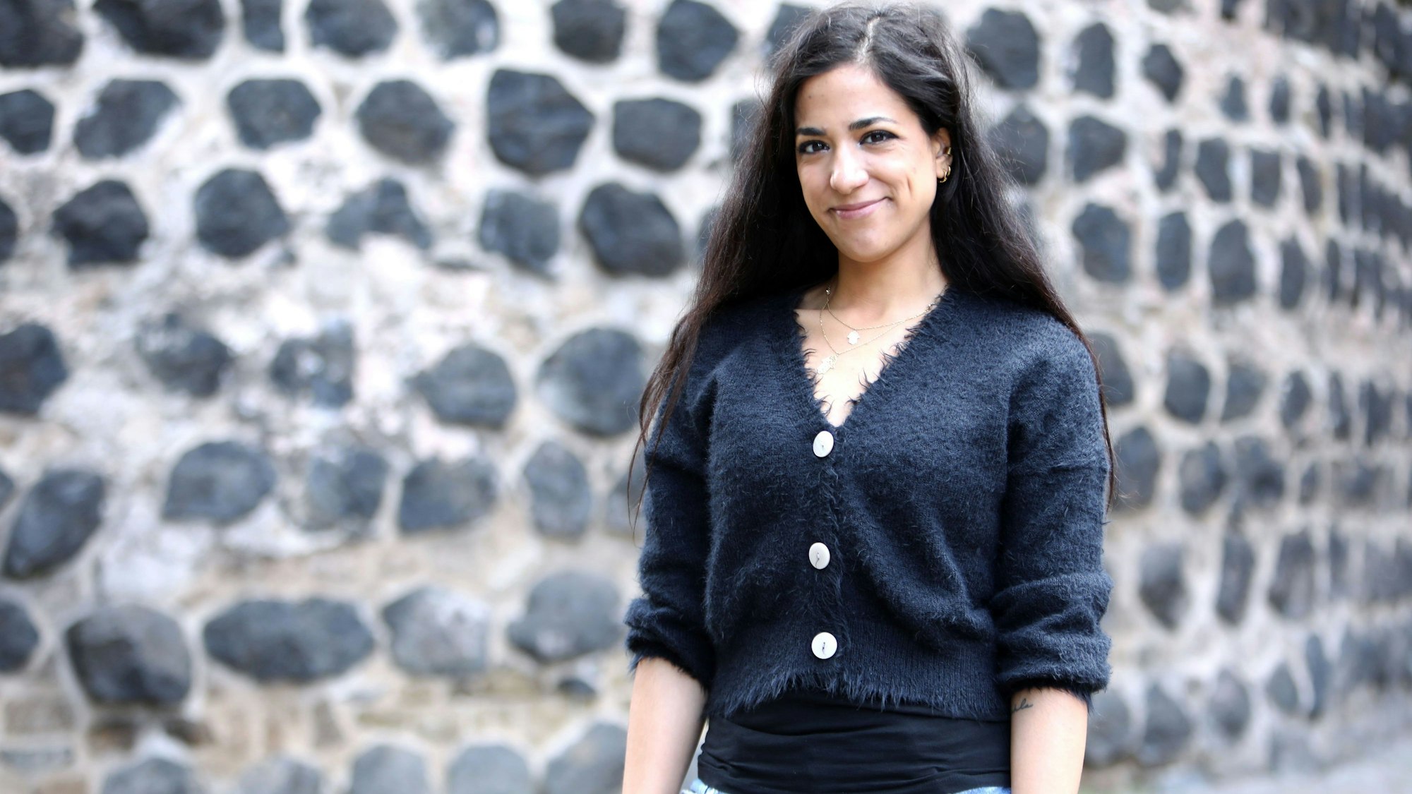 05.09.2025, Köln: #stadtleben Gespräch mit Journalistin Nada Assaad die ein Format enwtickelt bei dem lokale Prominenz über Rassismus gestartet hat, nennt sich "rausreden". Foto: Arton Krasniqi