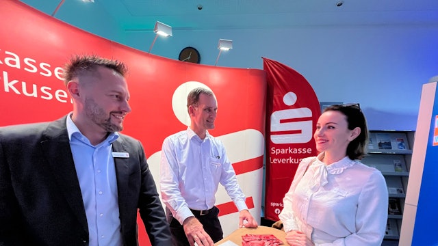 Thomas Hohnl und Thomas Kottek von der Sparkasse beraten Sandra Molinaro, die sich mit Kunstprodukten selbstständig machen will.