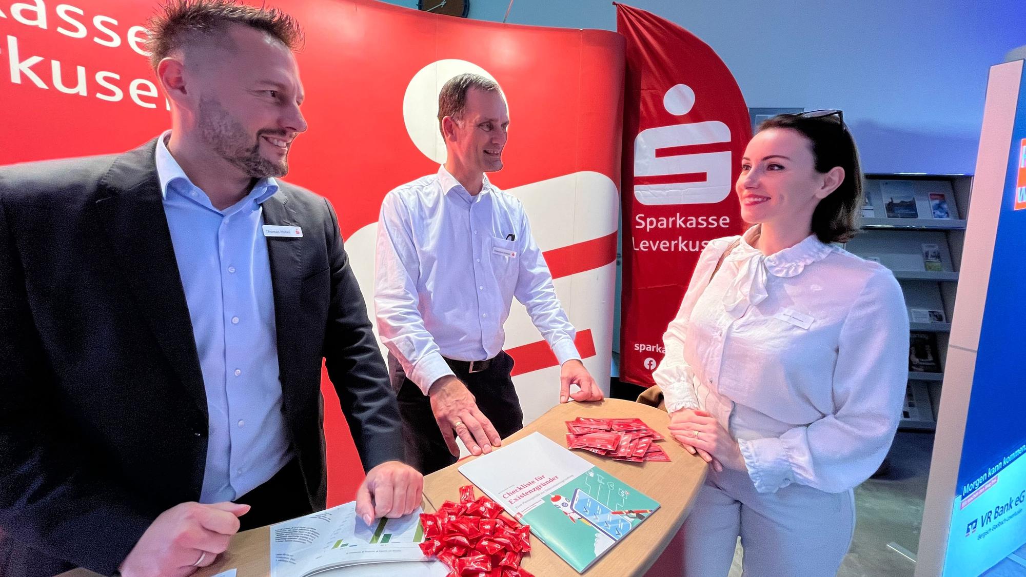 Thomas Hohnl und Thomas Kottek von der Sparkasse beraten Sandra Molinaro, die sich mit Kunstprodukten selbstständig machen will.