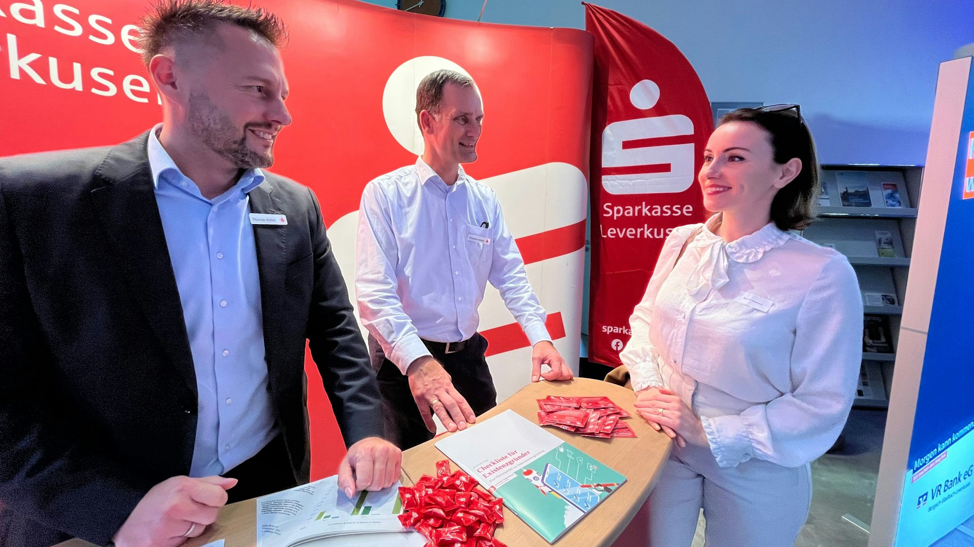 Thomas Hohnl und Thomas Kottek von der Sparkasse beraten Sandra Molinaro, die sich mit Kunstprodukten selbstständig machen will.