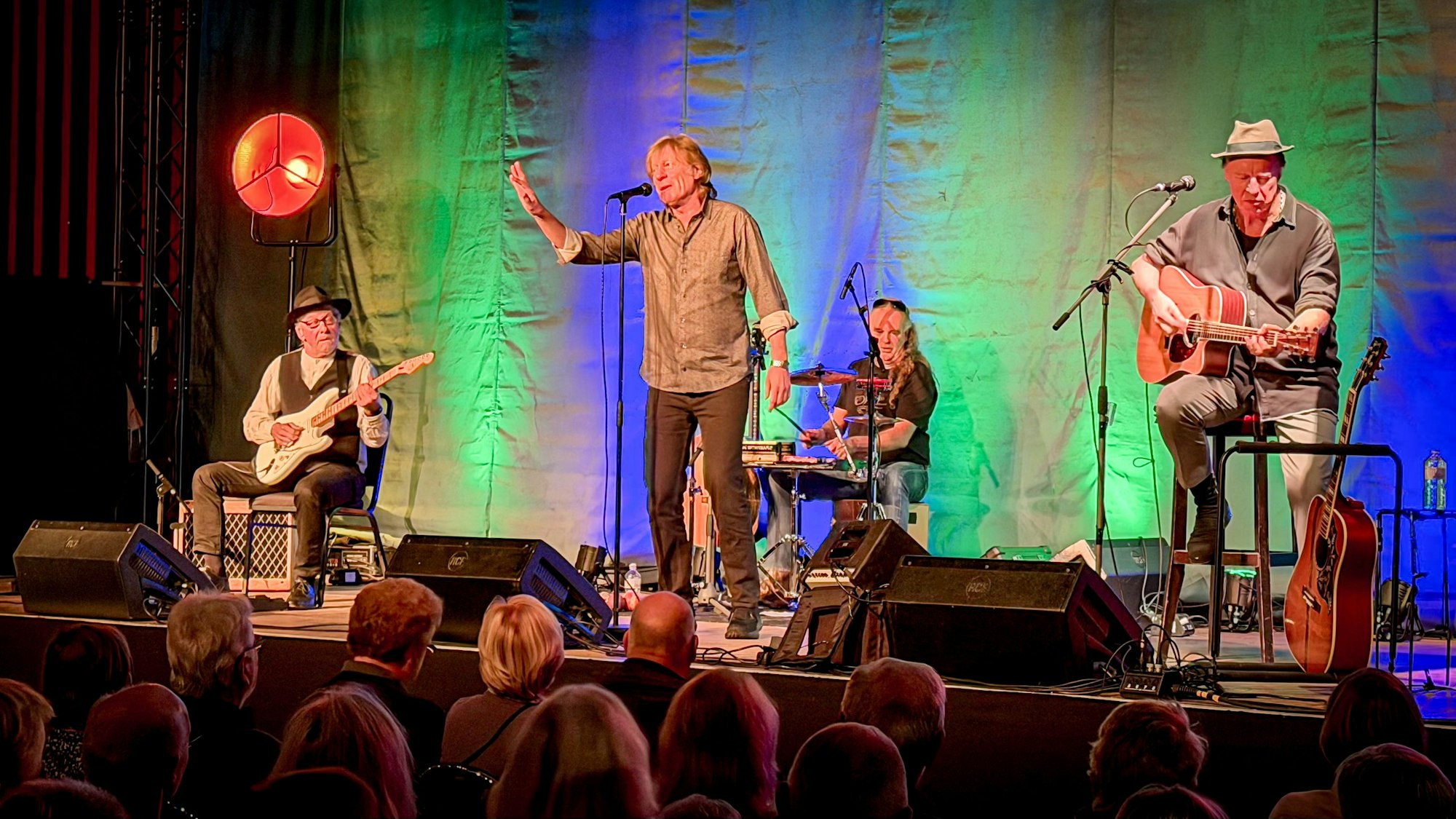 Gerd „Jächt“ Köster (am Mikrofon) zusammen mit seinen „Weggefährten“ Helmut Krumminga (Gitarre), Buddy Sacher (Gitarre) und Schlagzeuger Wolly Düse auf der Bühne des Scala Clubs in Leverkusen.