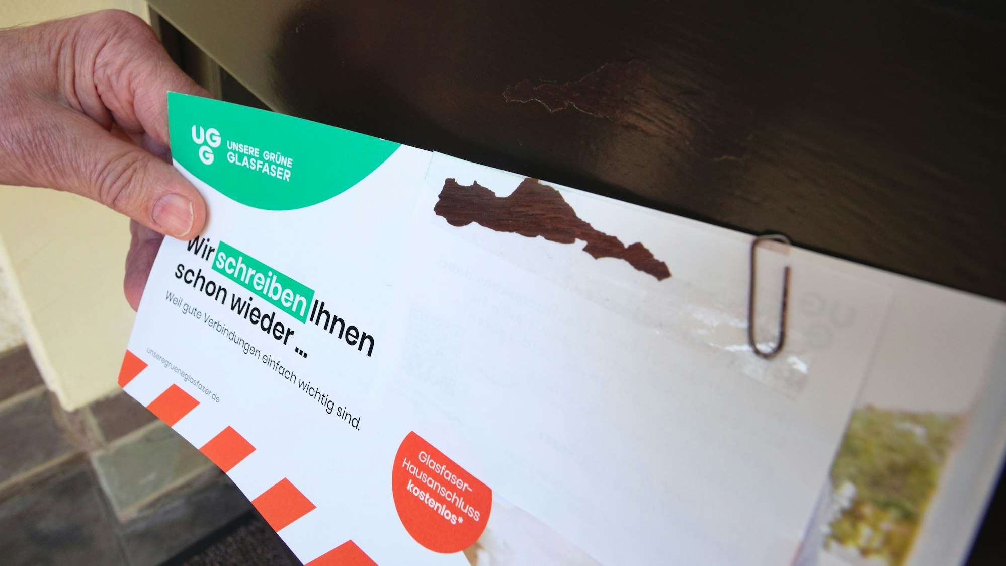 Dieser Werbebrief klebte an der Haustür des Ehepaares Helma und Heinz Miebach in Engelskirchen. Als die Botschaft entfernt wurde, ging an der hölzernen Tür prompt auch der Lack ab.